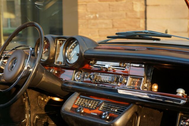 Mercedes-Benz 280SE 1971 image number 8