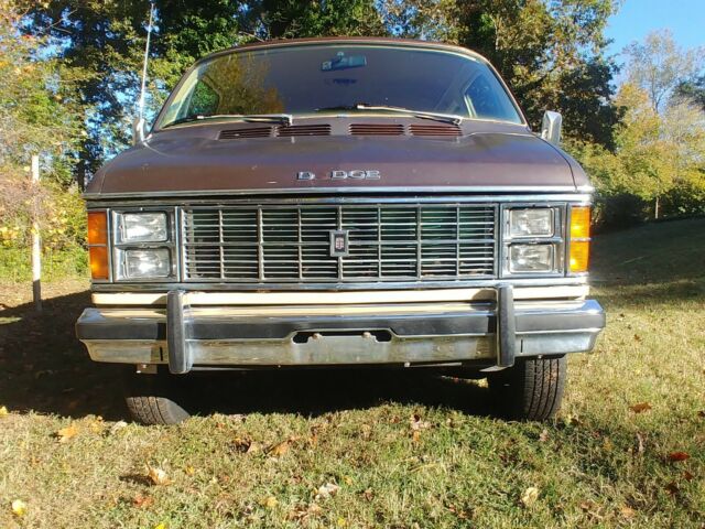 Dodge B200 Van 1979 image number 10