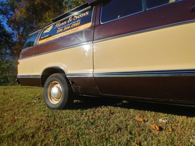 Dodge B200 Van 1979 image number 21