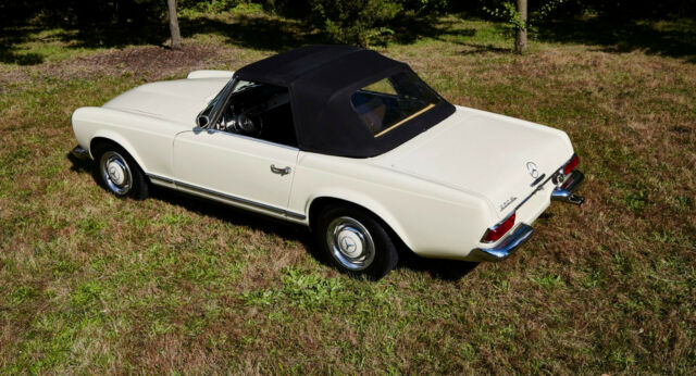 Mercedes-Benz 200-Series 1967 image number 12