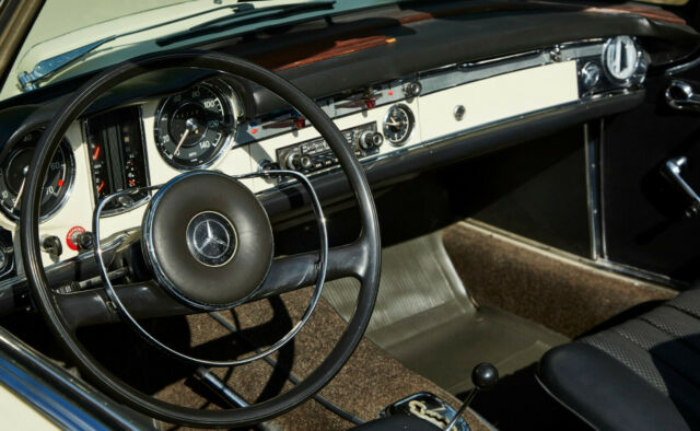 Mercedes-Benz 200-Series 1967 image number 18