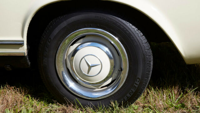 Mercedes-Benz 200-Series 1967 image number 21