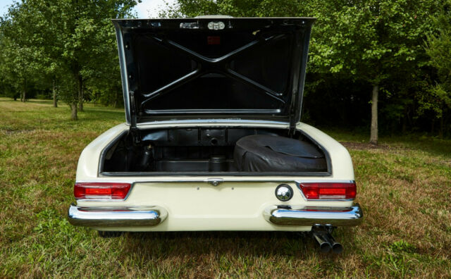 Mercedes-Benz 200-Series 1967 image number 6