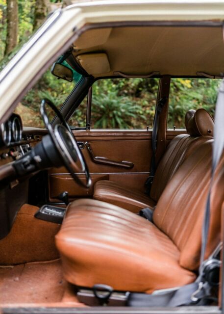 Mercedes-Benz 200-Series 1972 image number 21