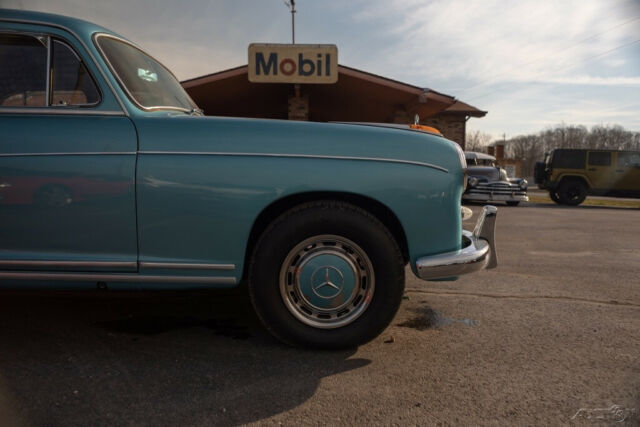 Mercedes-Benz 220S 1959 image number 17