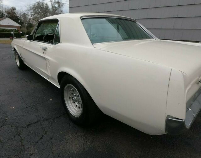 Ford Mustang 1967 image number 29