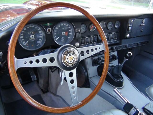 Jaguar E-Type 1970 image number 20