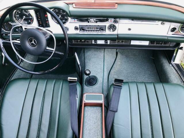 Mercedes-Benz SL-Class 1970 image number 26