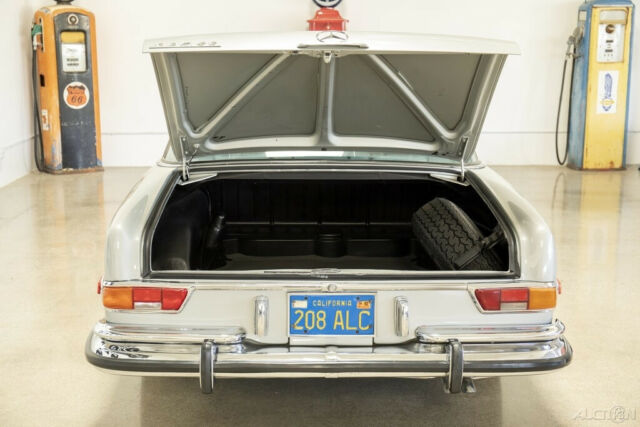 Mercedes-Benz 200-Series 1970 image number 13