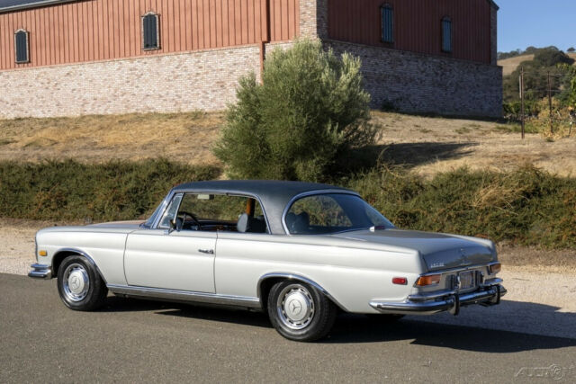 Mercedes-Benz 200-Series 1970 image number 2