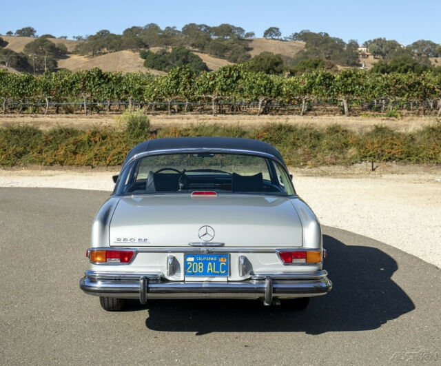 Mercedes-Benz 200-Series 1970 image number 3