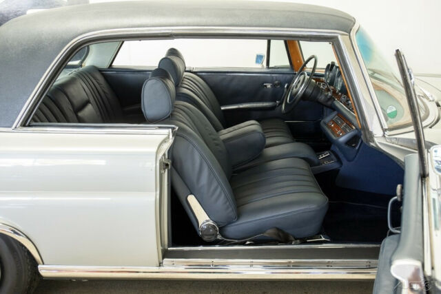 Mercedes-Benz 200-Series 1970 image number 35