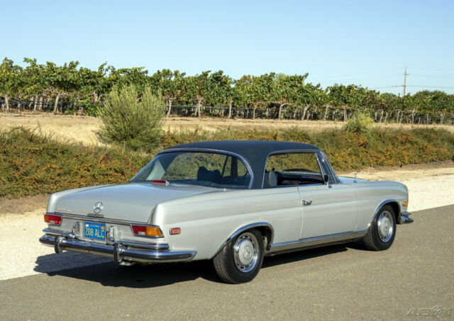 Mercedes-Benz 200-Series 1970 image number 4