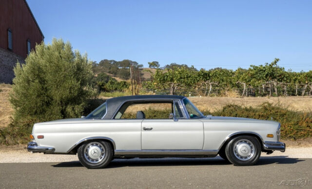 Mercedes-Benz 200-Series 1970 image number 5