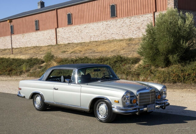 Mercedes-Benz 200-Series 1970 image number 6