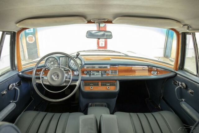 Mercedes-Benz 200-Series 1970 image number 8