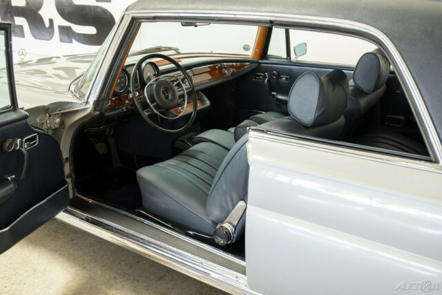 Mercedes-Benz 200-Series 1970 image number 9