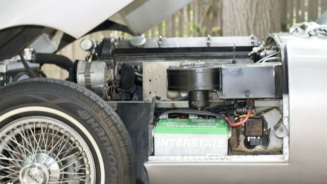 Jaguar E-Type 1969 image number 20