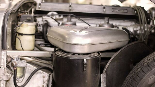 Jaguar E-Type 1969 image number 43