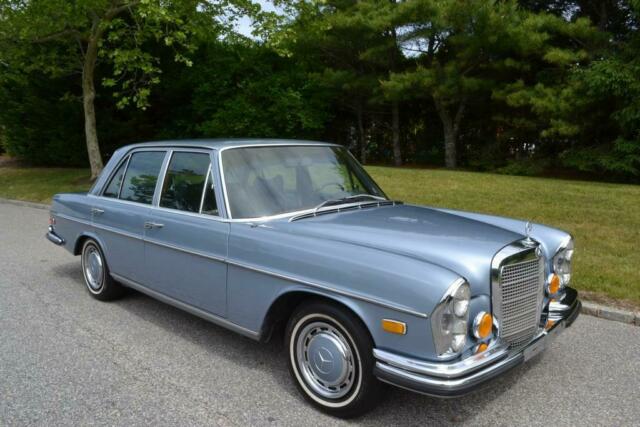 Mercedes-Benz 200-Series 1972 image number 1