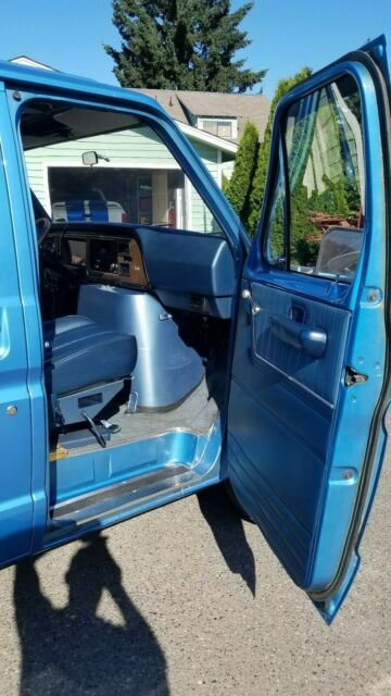 Ford E-Series Van 1975 image number 34