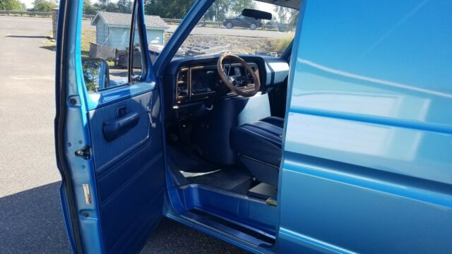 Ford E-Series Van 1975 image number 9