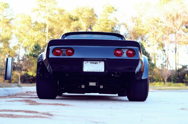 Chevrolet Corvette 1976 image number 2