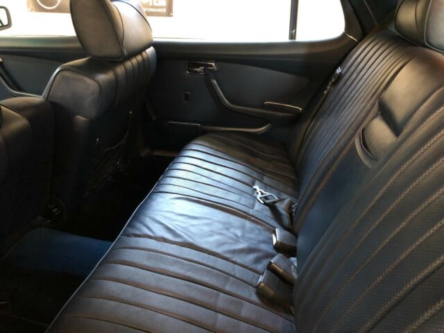 Mercedes-Benz 400-Series 1977 image number 11