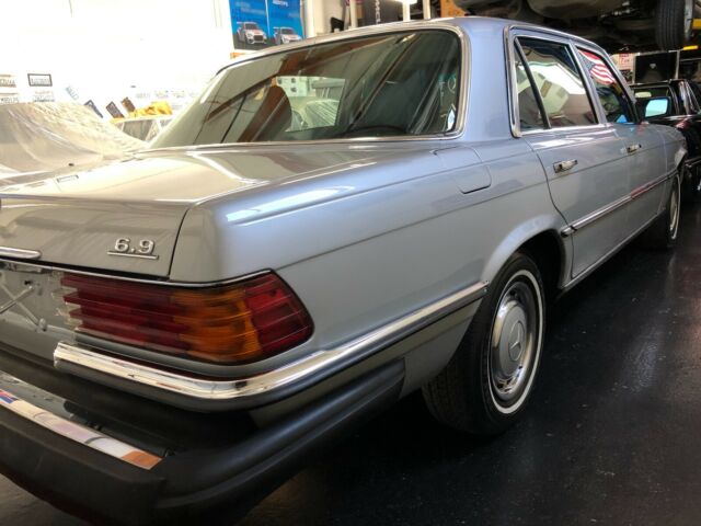 Mercedes-Benz 400-Series 1977 image number 22