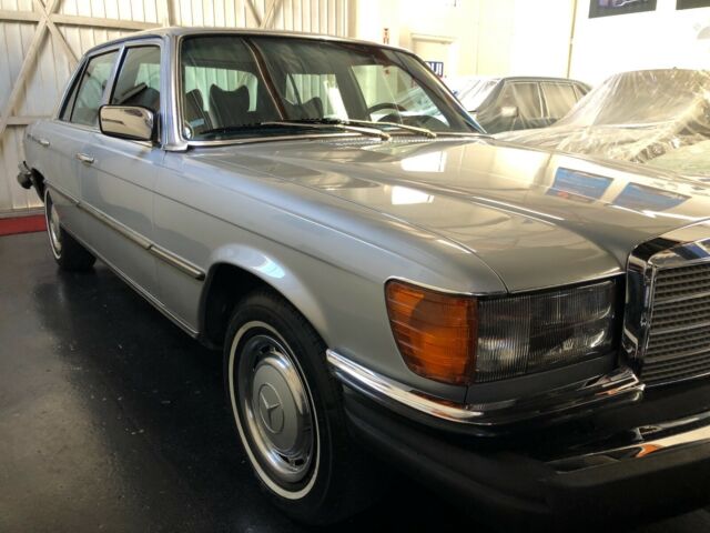 Mercedes-Benz 400-Series 1977 image number 23