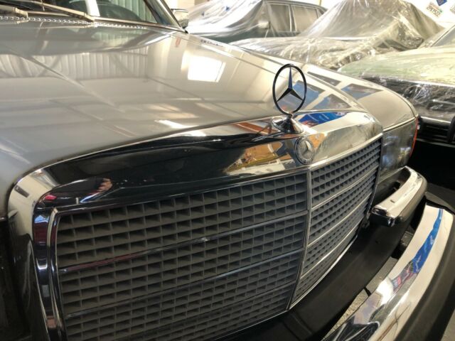 Mercedes-Benz 400-Series 1977 image number 25