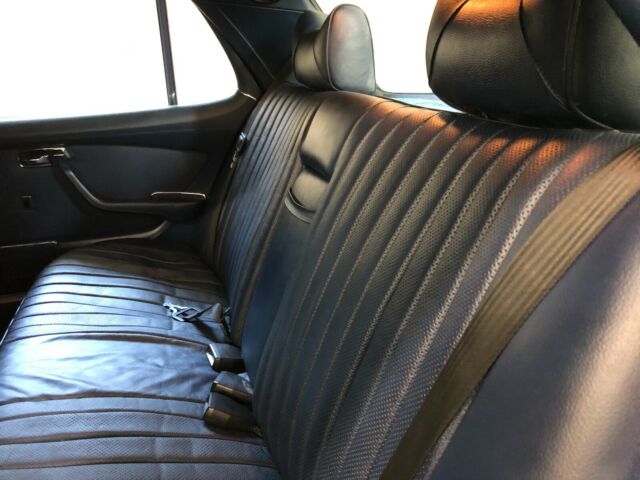 Mercedes-Benz 400-Series 1977 image number 32