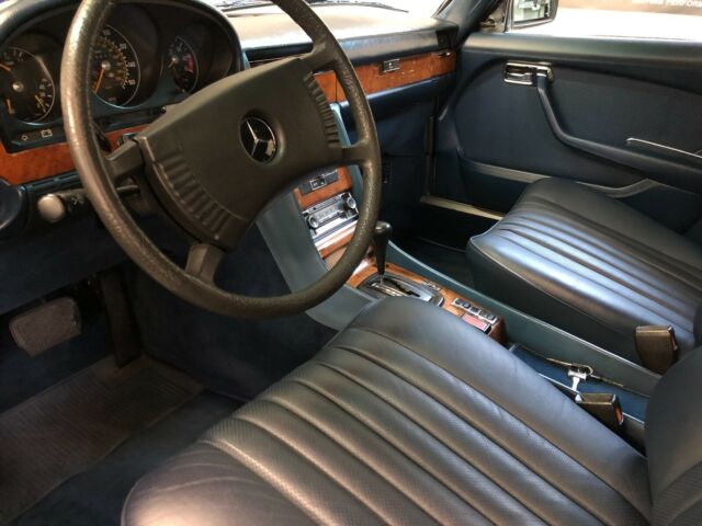 Mercedes-Benz 400-Series 1977 image number 9