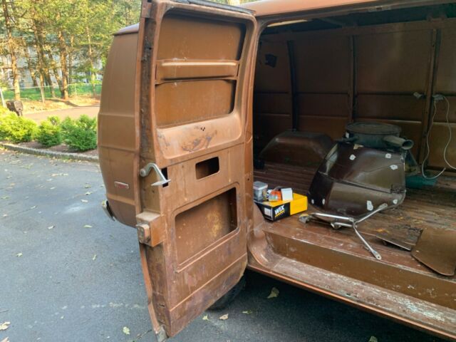 Dodge B200 Van 1977 image number 14