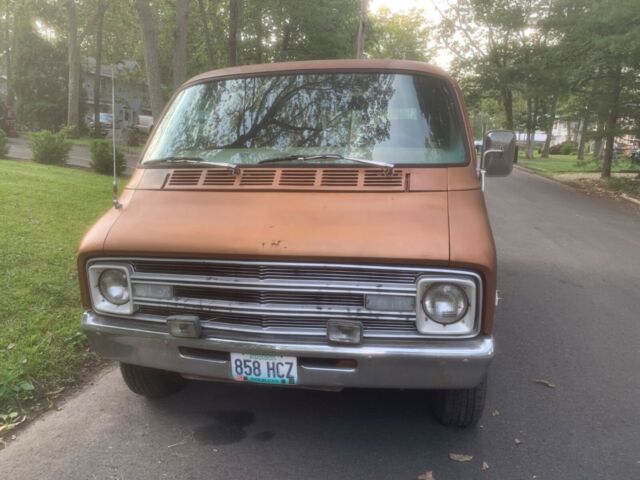 Dodge B200 Van 1977 image number 2