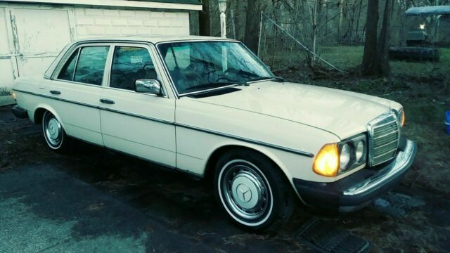 Mercedes-Benz 200-Series 1979 image number 2
