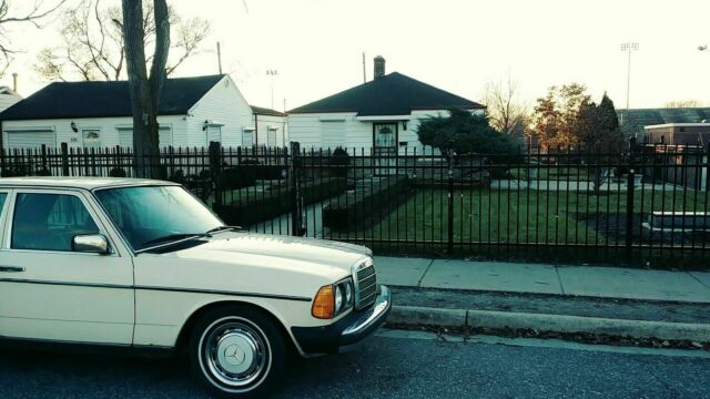 Mercedes-Benz 200-Series 1979 image number 4