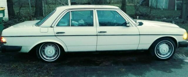 Mercedes-Benz 200-Series 1979 image number 5