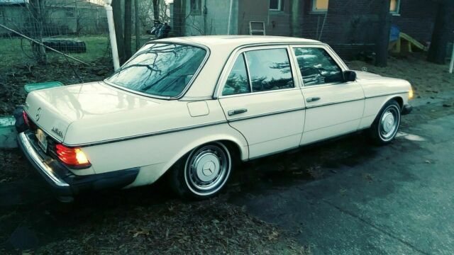 Mercedes-Benz 200-Series 1979 image number 8