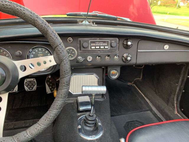 MG MGB 1964 image number 40