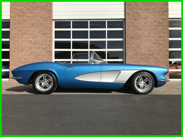 Chevrolet Corvette 1961 image number 0