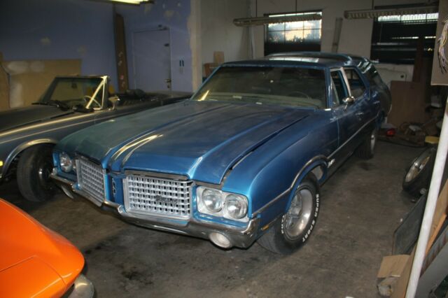 Oldsmobile Custom Cruiser 1972 image number 2