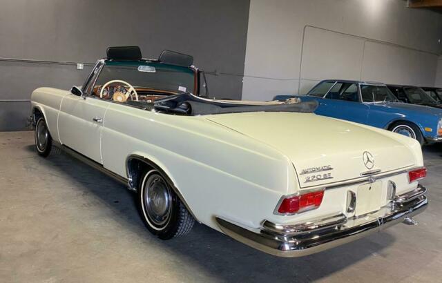 Mercedes-Benz 200-Series 1965 image number 14