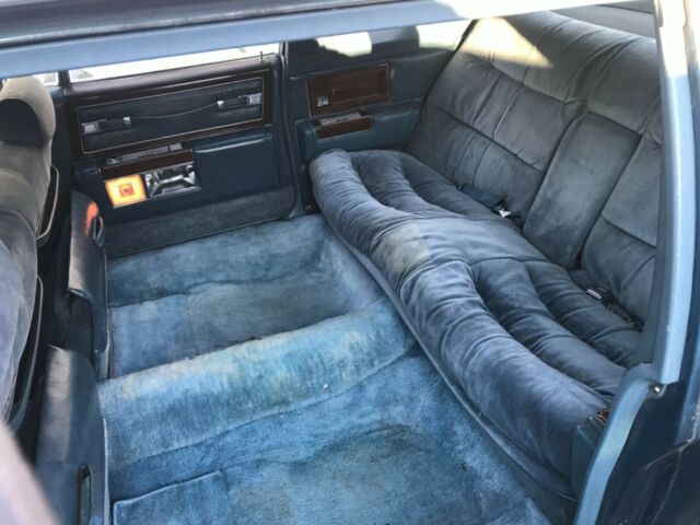Cadillac Fleetwood 1977 image number 17