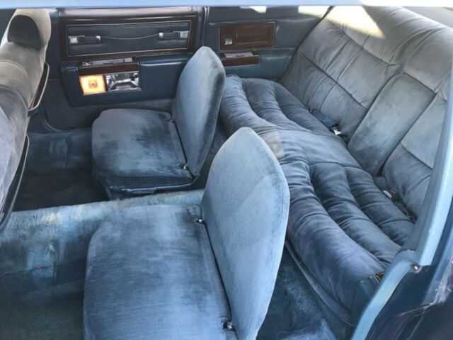 Cadillac Fleetwood 1977 image number 18