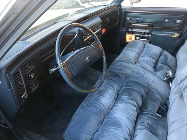 Cadillac Fleetwood 1977 image number 8