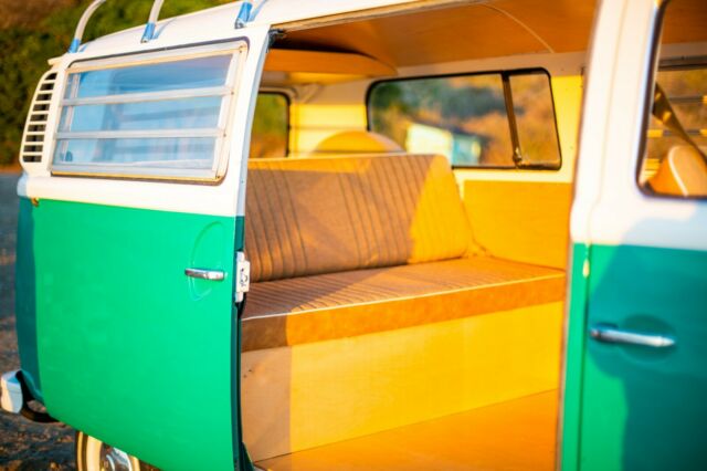 Volkswagen Bus/Vanagon 1973 image number 24