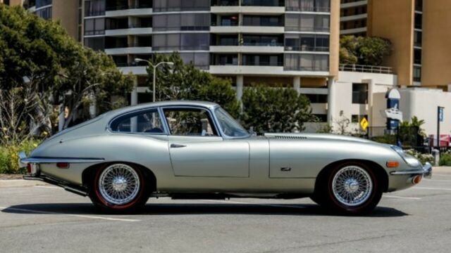 Jaguar E-Type 1971 image number 29