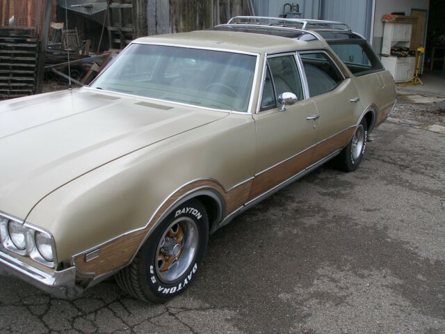 Oldsmobile Custom Cruiser 1969 image number 22