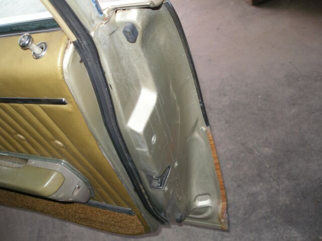Oldsmobile Custom Cruiser 1969 image number 31